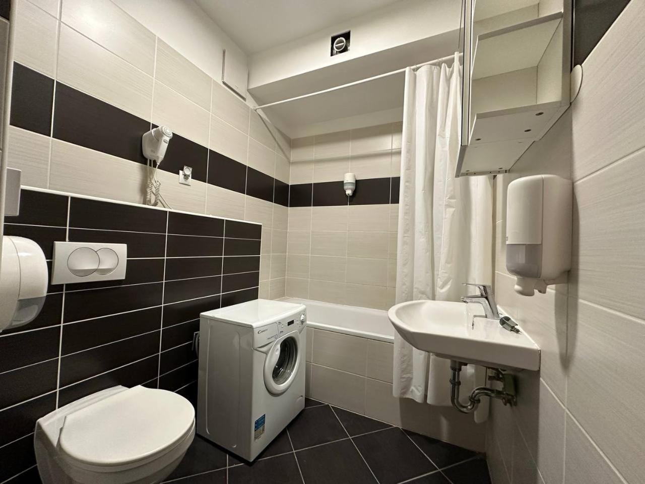 Sun Resort Residential Suite-Free Parking Garage Same Building Budapest Exteriör bild